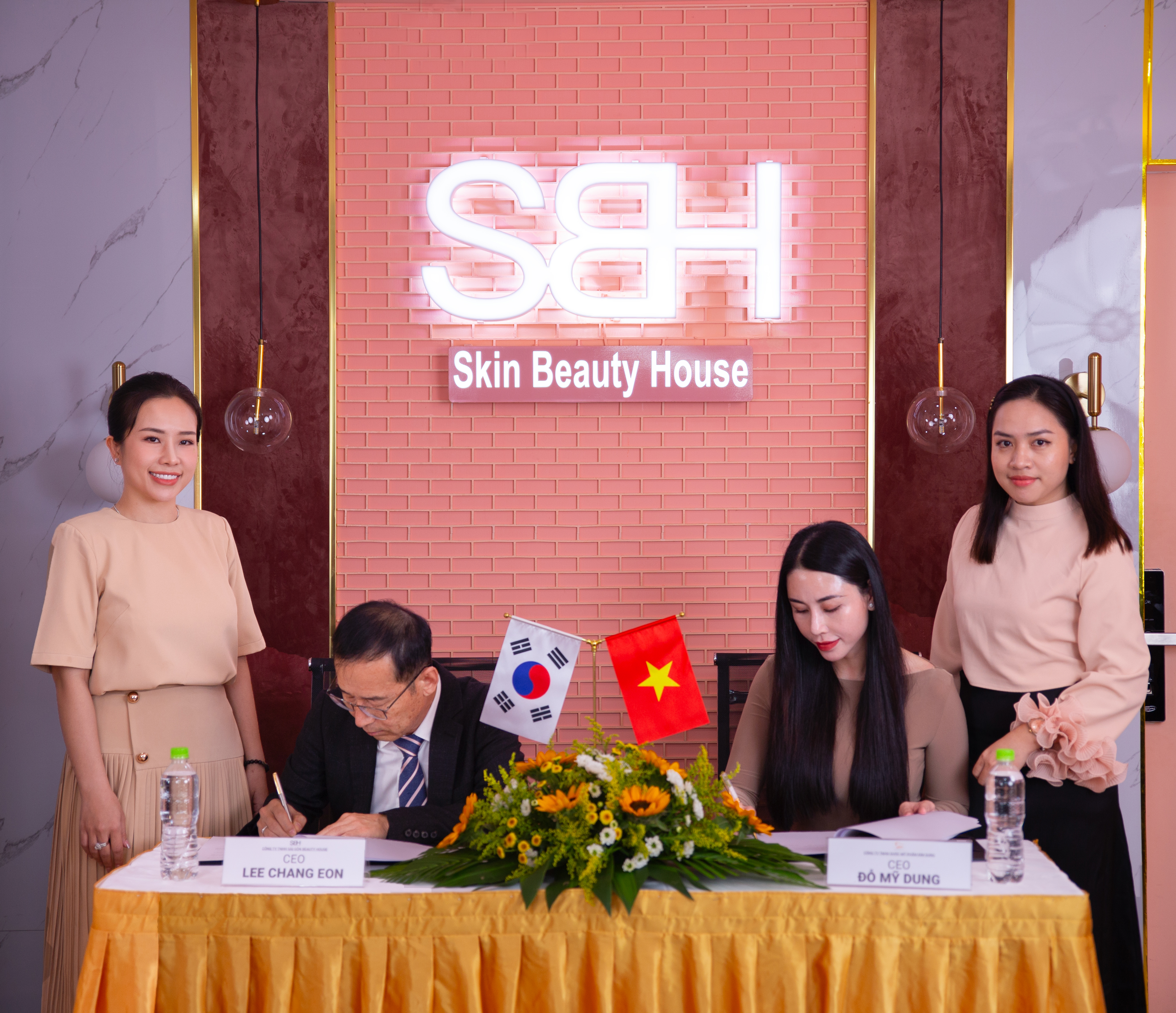 LỄ KÝ KẾT HỢP TÁC PHÂN PHỐI ĐỘC QUYỀN SẢN PHẨM GIỮA NHÀ MÁY NEW & NEW, SÀI GÒN BEAUTY HOUSE VÀ DƯỢC MỸ PHẨM KIM DUNG